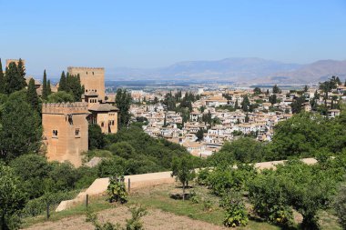 Granada, İspanya - 20 Mayıs 2017: Bu Alcazaba kalesi ve tarihi Albaycin bölgesinin Generalife Gardens 'ın yüksekliğinden görünüşü.