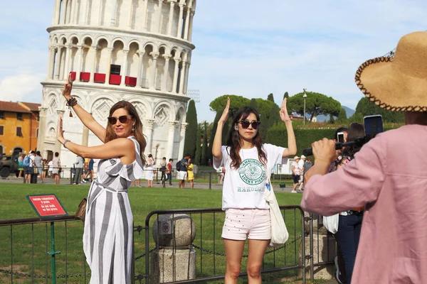Pisa イタリア 9月16日 2018年 未確認観光客が冗談としてピサの斜塔をサポートしようとしています — ストック写真