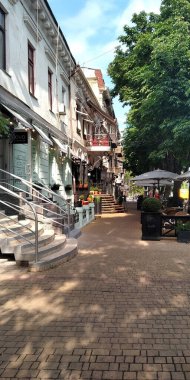 ODESSA, UKRAINE - 23 Haziran 2019: Bu şehrin tarihi merkezinde Yunan Caddesi 'nin geniş kaldırımı.