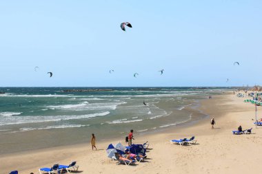 TEL AVIV, ISRAEL - 16 Mayıs 2011: Bunlar sezonun başında Akdeniz yakınlarındaki metropolün şehir plajları.