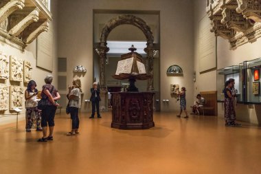 FLORENCE, İTALYA - 13 EYLÜL 2018: Bu salon dindarlarından biri Santa Maria del Fiore Opera Müzesi.