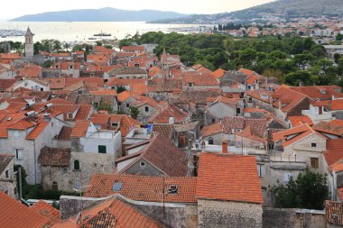 TROGIR, CROATIA - 11 Eylül 2017: Bu, eski kasabanın ve akşam sisli deniz kıyısının hava görüntüsü.