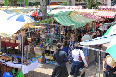TEL AVIV, ISRAEL - 6 Mayıs 2011: Bunlar Metropolis 'in merkezindeki Dizinghof Bit Pazarı' ndaki tezgahlar.