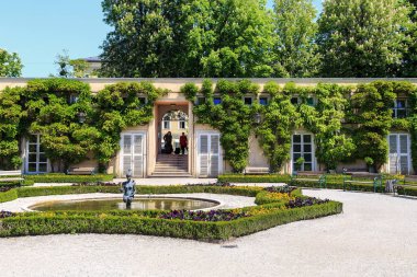 SALZBURG, AUSTRIA - 17 Mayıs 2019: Bu Mirabell Park 'taki seranın yanında küçük, samimi bir park.
