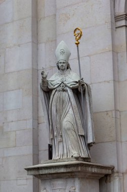 SALZBURG, AUSTRIA - 21 Mayıs 2019: Bu Katedral 'in kapısındaki Aziz Rupert heykeli.