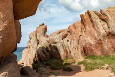 Bunlar Fransa 'nın Brittany kentindeki Pembe Granit Sahili' ndeki tuhaf granit kayalar..
