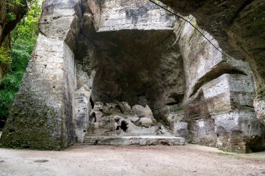 SALZBURG, AUSTRIA - 21 Mayıs 2019: Bu eski bir taş ocağının bulunduğu Schlosspark 'taki Taş Tiyatrosu' nun sahnesi.