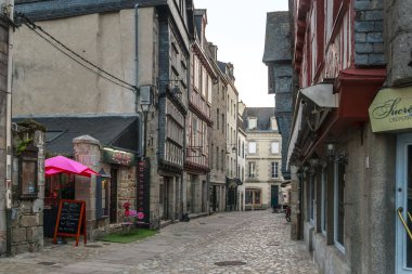 Sükunet, FRANSA - 5 Eylül 2019: Bu, sonbahar akşamları ortaçağ yarım kereste binaları ile şehrin eski boş sokaklarından biridir..