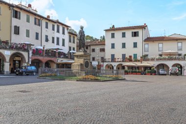 ÇİANTİ, İTALYA - 15 Eylül 2018: Bu ana Matteotti Meydanı 'dır ve merkez Chianti Klasik Bölgesi' ndeki denizci Giovanni da Verrazzano 'ya adanmıştır..