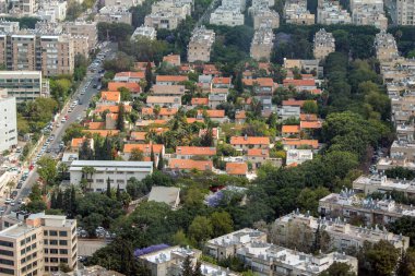 TEL AVIV, ISRAEL - 19 Mayıs 2011: Burası tropik yeşilliğe batmış kır evleri ile yerleşim kentsel alanlarından biri.