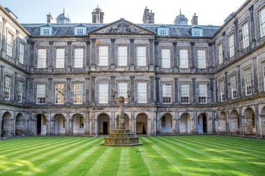 EDINBURGH, GREAT BRITAIN - 10 Eylül 2014: İskoçya 'daki en eski kraliyet konutu olan Holyrood Sarayı' nın arka cephesi.