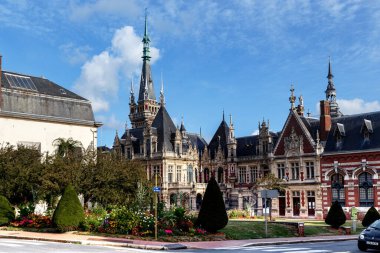 FECAMP, FRANCE - 1 Eylül 2019: Burası 20. yüzyılın başlarında karışık Rönesans ve Gotik tarzda inşa edilen Benedikt Sarayı.