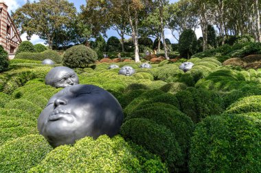 ETRETAT, FRANCE - SEPTEMBER 1, 2019: Bu, Etretat Bahçeleri Duygular Bahçesi 'ndeki modern sanat koleksiyonundan bir parça..
