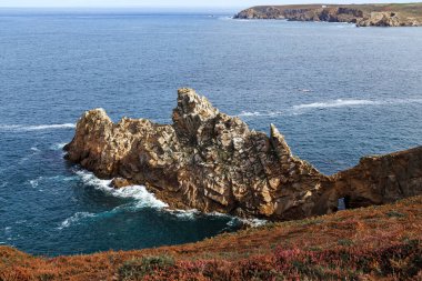 Burası Brittany 'nin kayalık kıyıları. Cape Raz' daki Kayıp Koyu boyunca..