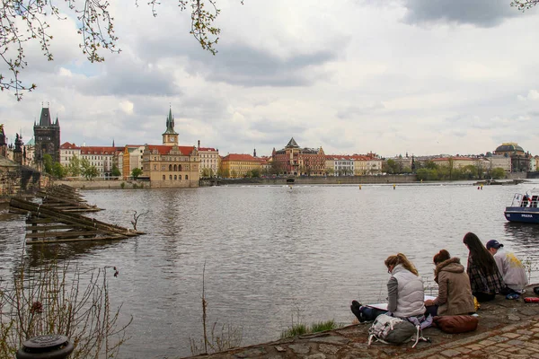 Prague Czech April 2012 不明身份的年轻艺术家在多云的春天描绘了Vltava河左岸风景如画的城市全景 — 图库照片