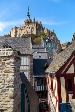 MONT-SAINT-MICHEL, FRANCE - 2 Eylül 2019: Bu, adanın tepesindeki Benedictine Manastırı 'nın ortaçağ şehir evlerinin labirentinden geçişi..