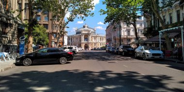 ODESSA, UKRAINE - 16 Haziran 2019: Burası şehrin merkez caddelerinden biri olan Rishelievskaya Caddesi, başlangıcında Opera Binası var..