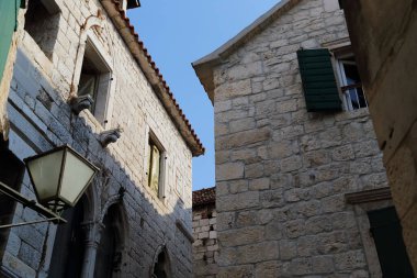 TROGIR, CROATIA - 11 Eylül 2016: Eski şehrin ortaçağ sokaklarının labirentinde bir çatı penceresi.