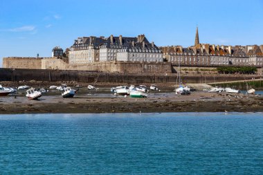 SAINT, MALO, FRANCE - 3 Eylül 2019: Bunlar şehrin limanındaki dalgakıranda bulunan balıkçı tekneleri..