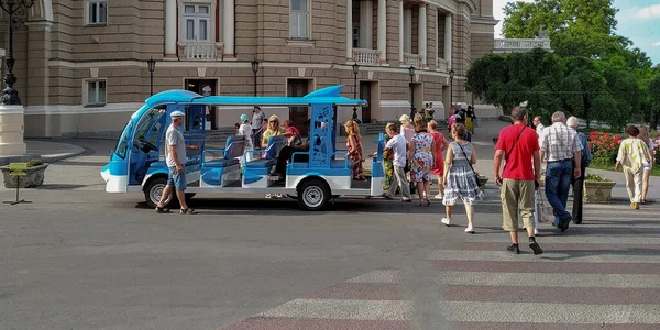 Odessa Ukraine Juni 2019 Detta Speciell Elektrisk Sightseeingbuss Och Oidentifierade — Stockfoto