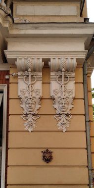 ODESSA, UKRAINE - 14 Haziran 2019: Bu neoklasik tarihi bir evin dekorasyonunun mimari bir parçası.