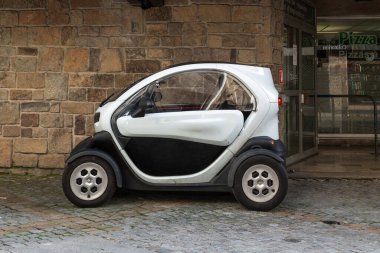 QUIMPER, FRANCE - SEPTEMBER 5, 2019: Bu Fransız endüstrisi tarafından tasarlanan ve pazarlanan elektrikli bir araba Renault Twizy.