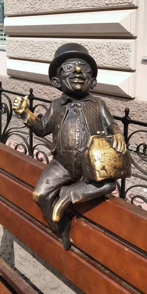 Odessa Ukraine June 2019 이것은 벤치에 은행가의 우스꽝 스러운 조각품이다 — 스톡 사진