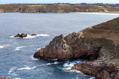 Burası Cape Raz 'daki Brittany' nin kayalık kıyıları..