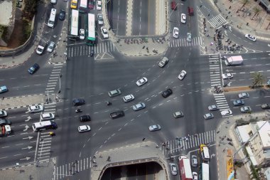 TEL AVIV, ISRAEL - 19 Mayıs 2011: Bu Azrieli Merkez 'in yüksekliğinden Musa Köprüsü' nün bir kısmının havadan görünüşü.