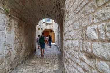 TROGIR CROATIA - 11 Eylül 2016: Burası eski şehrin sokaklarından birinin kemer yolu.