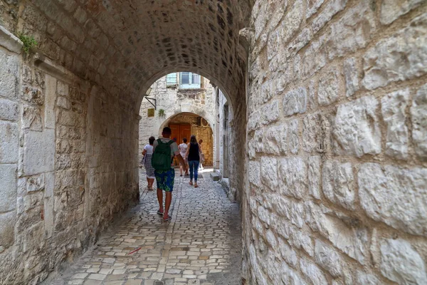 TROGIR CROATIA - 11 Eylül 2016: Burası eski şehrin sokaklarından birinin kemer yolu.