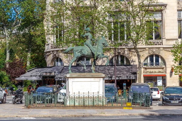 PARIS, FRANCE - 30 AĞUSTOS 2019: Bu Saint-Augustin Meydanı 'ndaki Joan d' Arc anıtı.