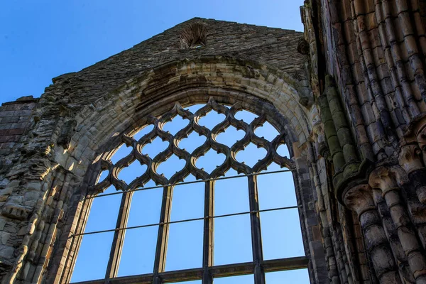 Bu pencere eski bir kır evinin yeşil duvarında..