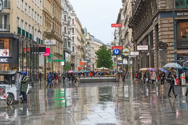 VIENNA, AUSTRIA - 22 Mayıs 2019: Bu bahar yağmurunda Karntnerstrasse Caddesi.