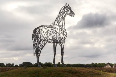 LOIRE VALLEY, FRANCE - 7 Eylül 2019: Archeval binicilik heykeli (heykeltıraş Ch. Renoncia) Saumur Ata Binme Bölgesi girişinde..