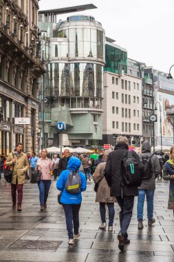 Vienna, AUSTRIA - 14 Mayıs 2019: Bu bahar yağmurunda Karntnerstrasse Caddesi.