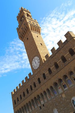 FLORENCE, İtalya - 18 Eylül 2019 Vecchio Sarayı 'nın üzerindeki ortaçağ Arnolfo Kulesi.