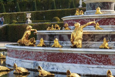 VERSAILLES, FRANCE - 8 EYLÜL 2019: Bu Versailles Palace Park Latona havzasının bir parçası.