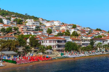 KINALIADA, TURKEY - 15 Eylül 2017: Bu bir yerleşim yeri ve Marmara Denizi 'ndeki Princes Adalarından birinin plajları - Kinaliada Adası.