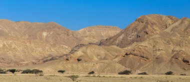 Burası Arava Çölü, kireç taşları ve tuhaf şekil ve renklerden oluşan kumtaşlarından oluşur..
