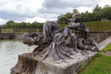 VERSAILLES, FRANCE - 8 Eylül 2019: Bu Versailles Sarayı Parkı 'ndaki Neptün Havzası' nın bir sanat parçası.