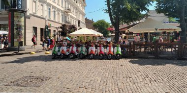 ODESSA, UKRAINE - 16 Haziran 2019: Bu, şehrin yayanın ortasında kiralık scooterlar için bir park yeri..