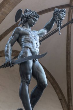 FLORENCE, ITALY - 12 SEPTEMBER 2018: Bu Lanzi Loggia 'da halka açık olan Medusa' nın (Benvenuto Cellini) başı ile birlikte Perseus 'un heykeli..