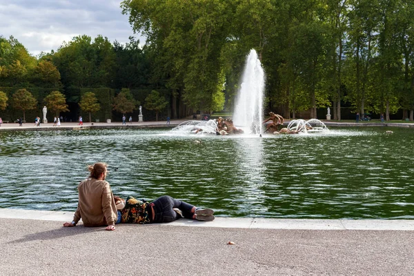 Versailles Frankreich September 2019 Unbekannte Bewundern Frühherbst Den Apollo Brunnen — Stockfoto
