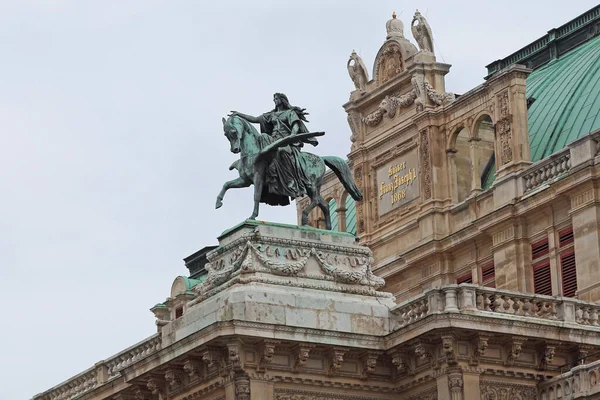 维也纳 澳大利亚 2019年5月15日 这是歌剧立面上有翼马Erato上的女神和谐雕塑 — 图库照片