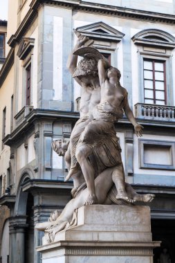 FLORENCE, ITALY - 12 SEPTEMBER 2018: Bu, Lanzi Loggia 'daki Polyxena' nın Kaçırılması (Pio Fedi) heykeli..
