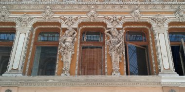 ODESSA, UKRAINE - 16 Haziran 2019: Bu tarihi binanın avlusunun barok dekorasyonunun bir parçası.