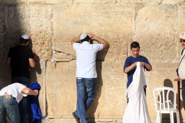 JERUSALEM, ISRAEL - 11 Mayıs 2011: Bunlar Yahudi dininin ana tapınaklarından biri olan Batı Duvarı 'ndaki tanımlanamayan ibadet edenler..