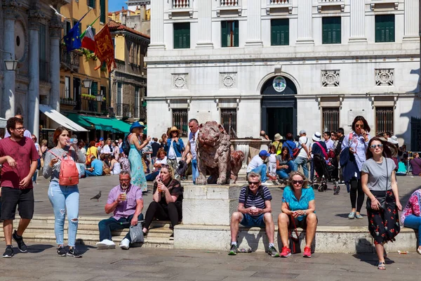 Venice Italy May 2018 Unidentified People Resting Piacenza Leoncini Corner — Stock Photo, Image