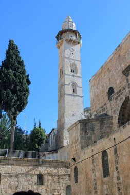 JERUSALEM, ISRAEL - 11 Mayıs 2011: Bu Halife Ömer Camii 'nin minaresi, 12. yüzyılda Eski Şehir' de Kutsal Mezar Kilisesi 'nin yanına inşa edildi..